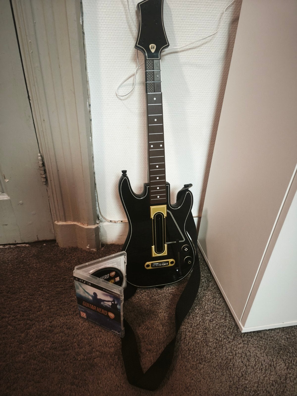 Activision Guitar Hero Live + Gitaar voor PlayStation 3, Spelcomputers en Games, Games | Sony PlayStation 3, Muziek, Gebruikt