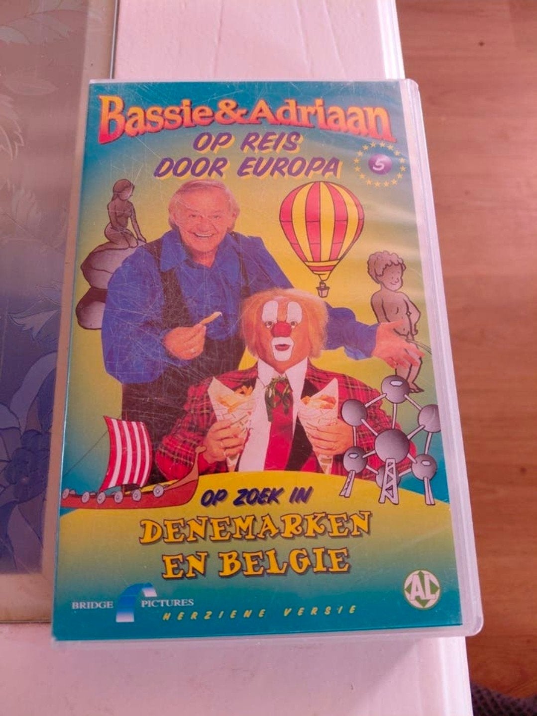 Bassie en Adriaan reis door Europa 5 Denemarken België vhs, Ophalen of Verzenden, Gebruikt, Serie, VHS