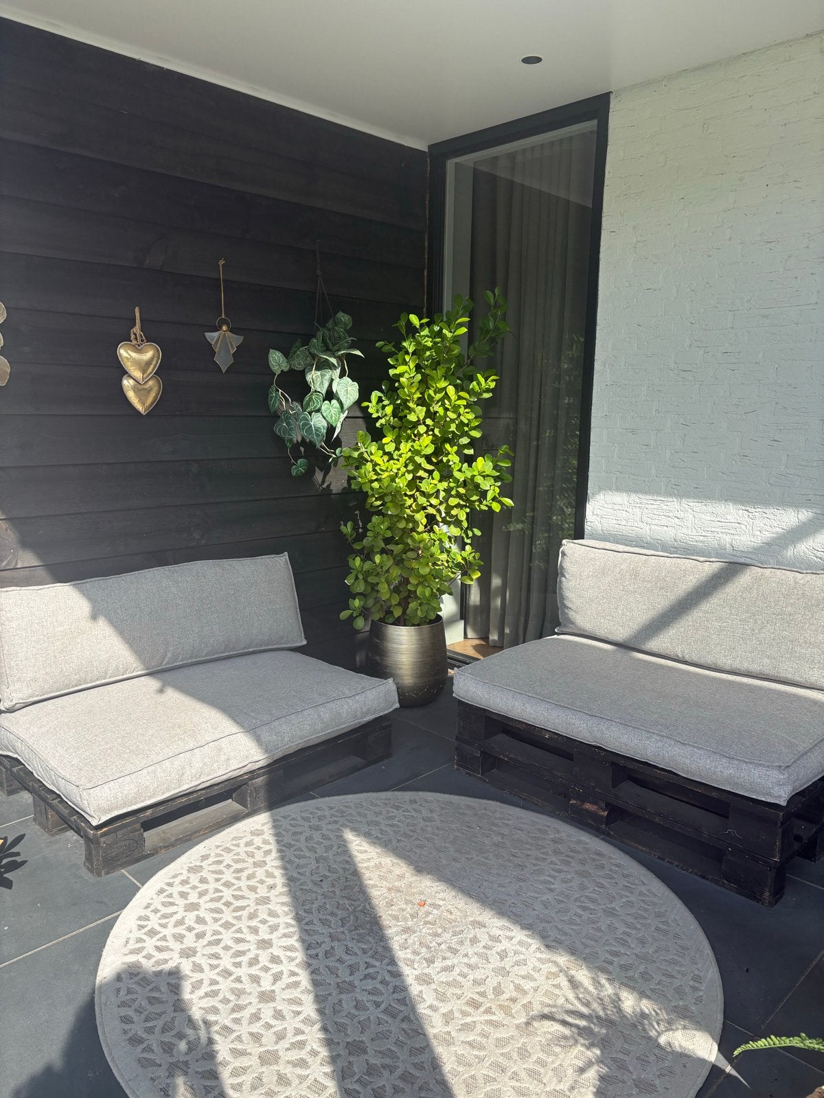 Palletbank met kussens - 2 sets, zwart gemaakte pallets, Tuin en Terras, Tuinsets en Loungesets, Ophalen, 4 zitplaatsen, Zo goed als nieuw