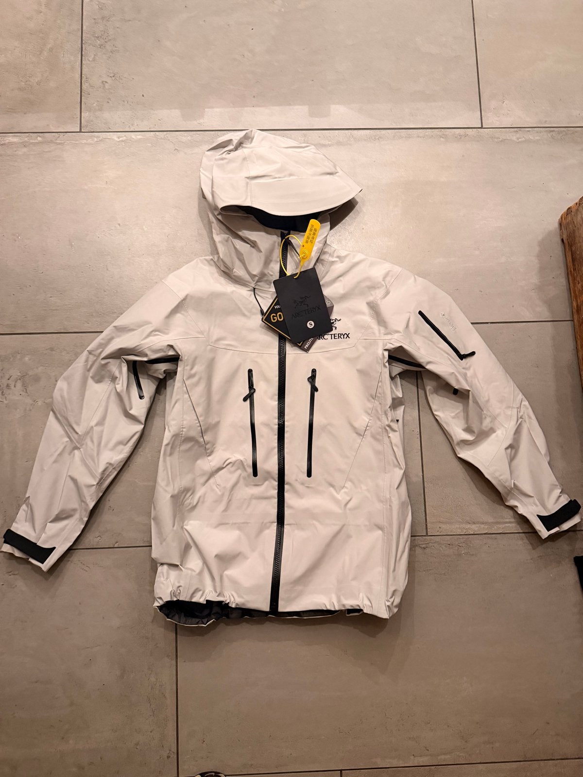 Arc'teryx Alpha SV Hardshell Jas - Nieuw met labels - Maat S, Ophalen of Verzenden, Nieuw, Maat 46 (S) of kleiner, Wit
