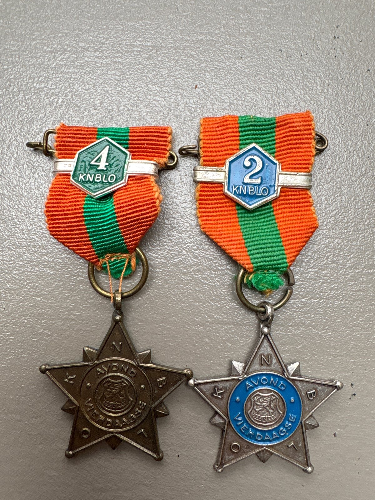 Set van 2 KNBLO Avondvierdaagse Medailles, Ophalen of Verzenden, Overige materialen, Nederland