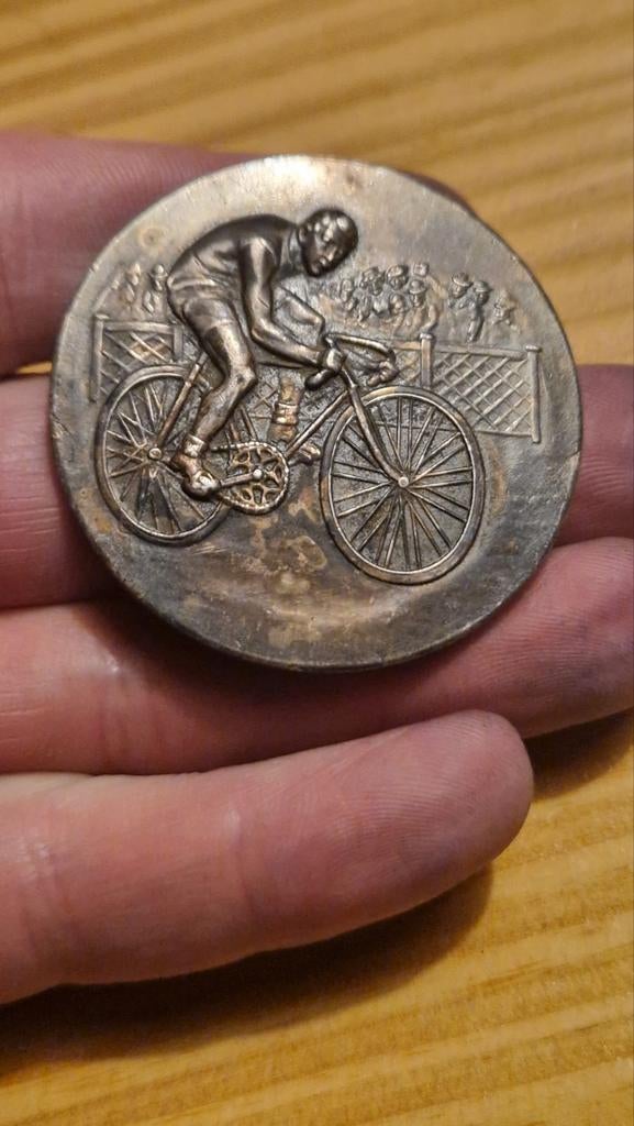 Zilveren rijwiel medaille - Englebert banden reclame, Ophalen of Verzenden, Gebruikt, Reclamebord