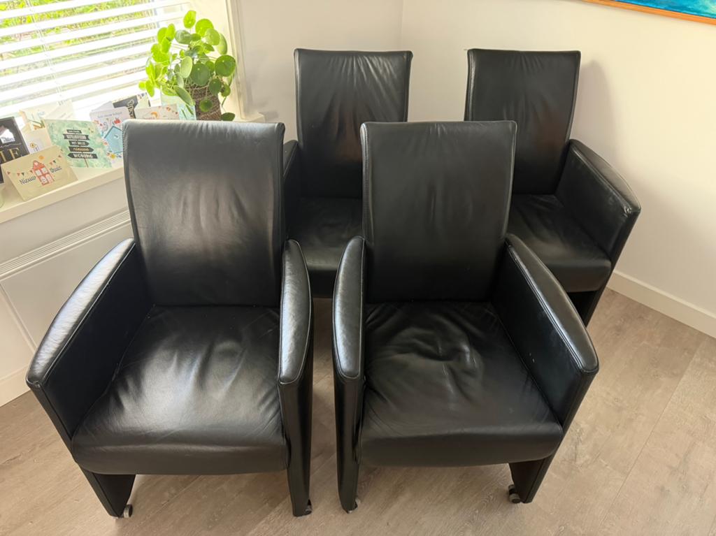 4 HVS leren eetkamerstoelen op wieltjes met armleuning, Huis en Inrichting, Stoelen, Ophalen, Gebruikt, Zwart, Modern klassiek