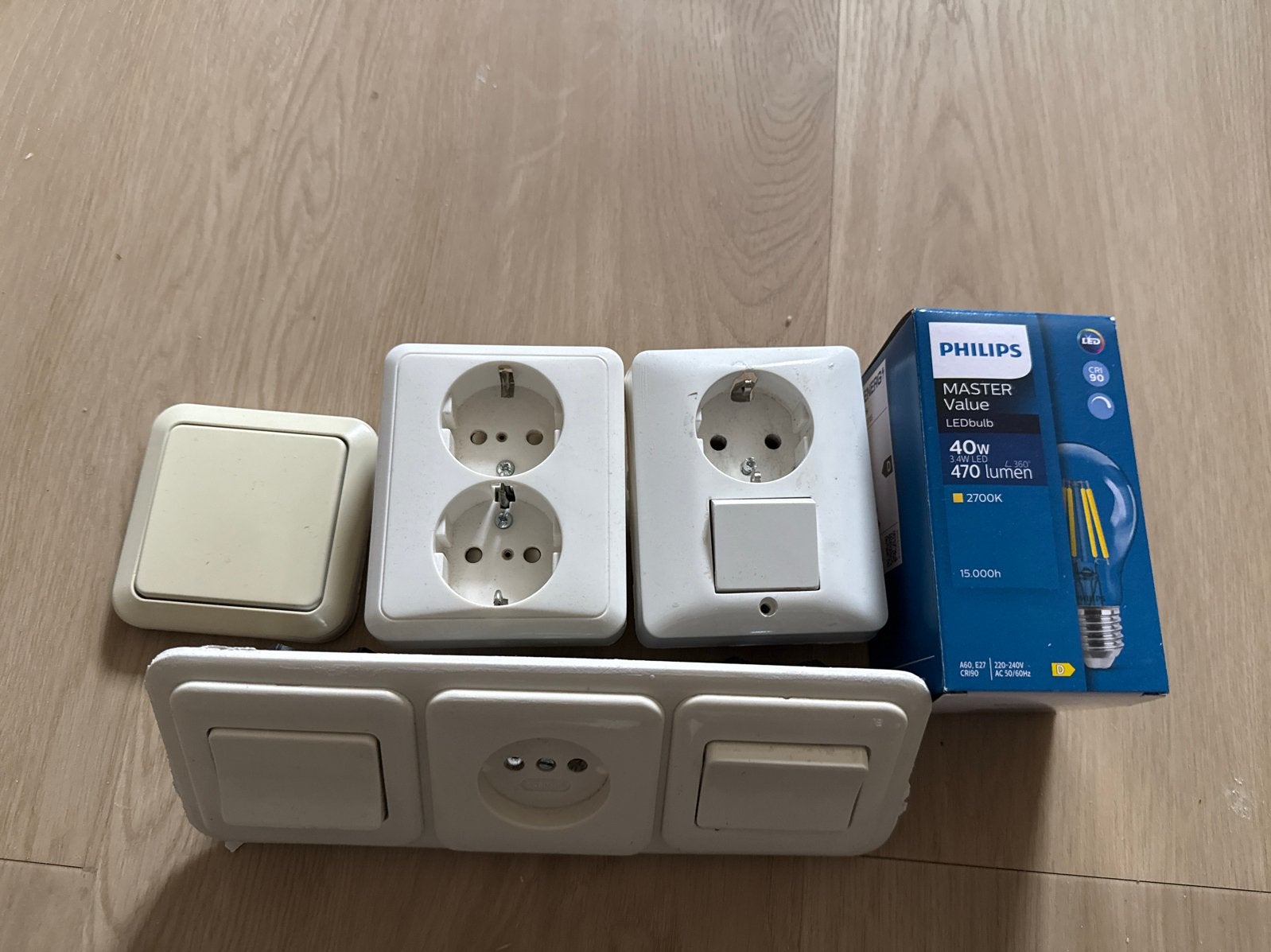 Stopcontacten, schakelaars en Philips LED lamp, Ophalen, Gebruikt, Overige merken, Stopcontact