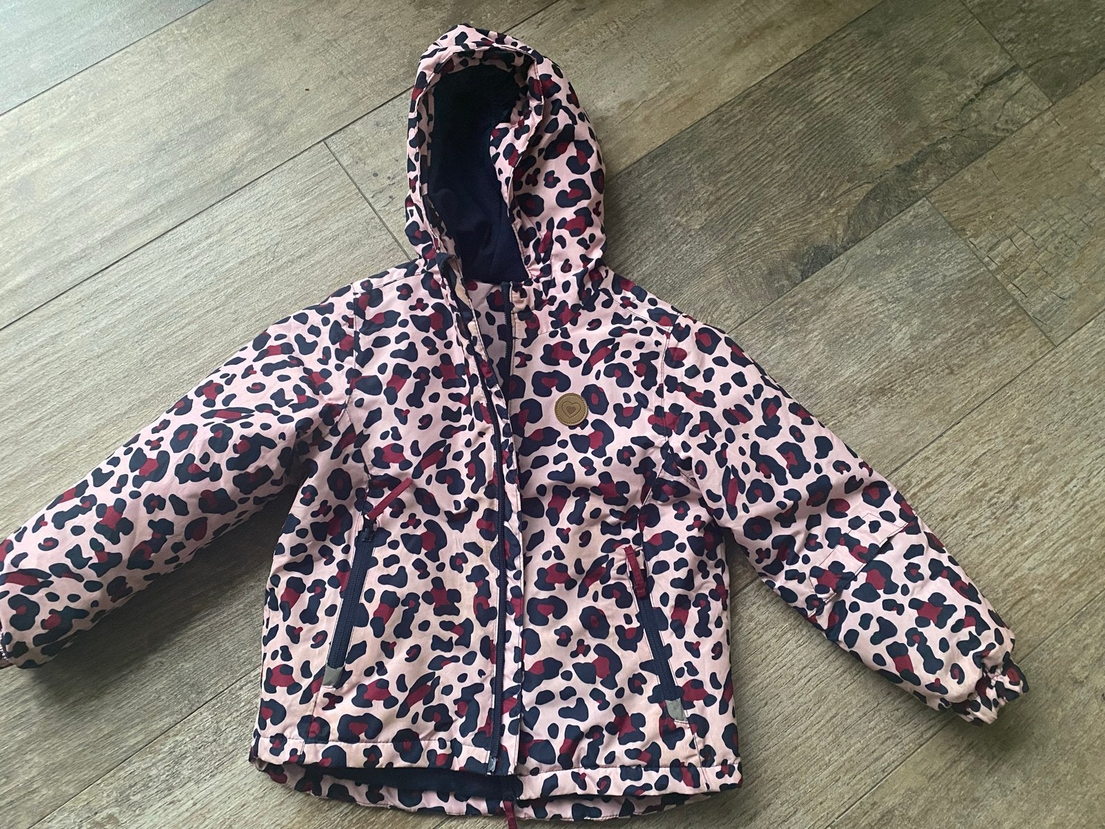 Waterdichte winterjas met luipaardprint - Maat 110/116, Ophalen of Verzenden, Zo goed als nieuw, Jongen of Meisje, Jas