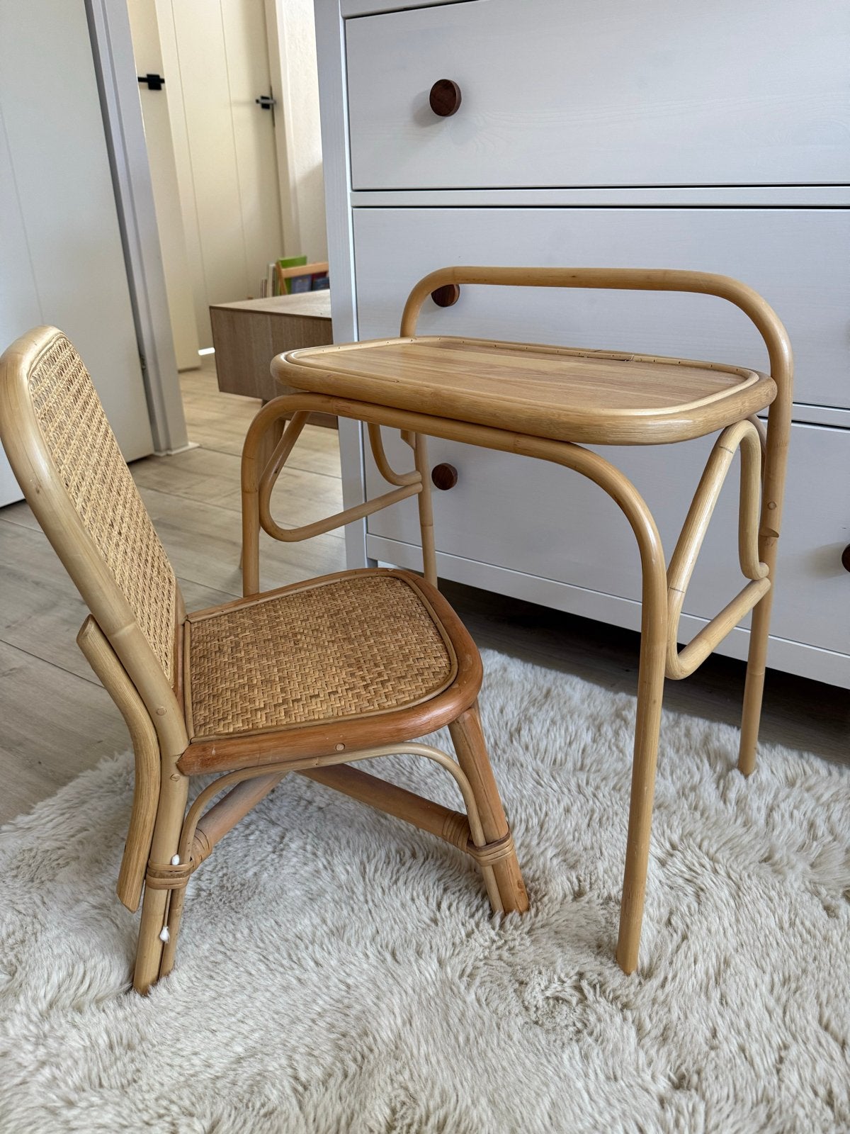 Rotan kinderbureau en stoel - Vintage look, Kinderen en Baby's, Ophalen, Gebruikt, Tafel(s) en Stoel(en)