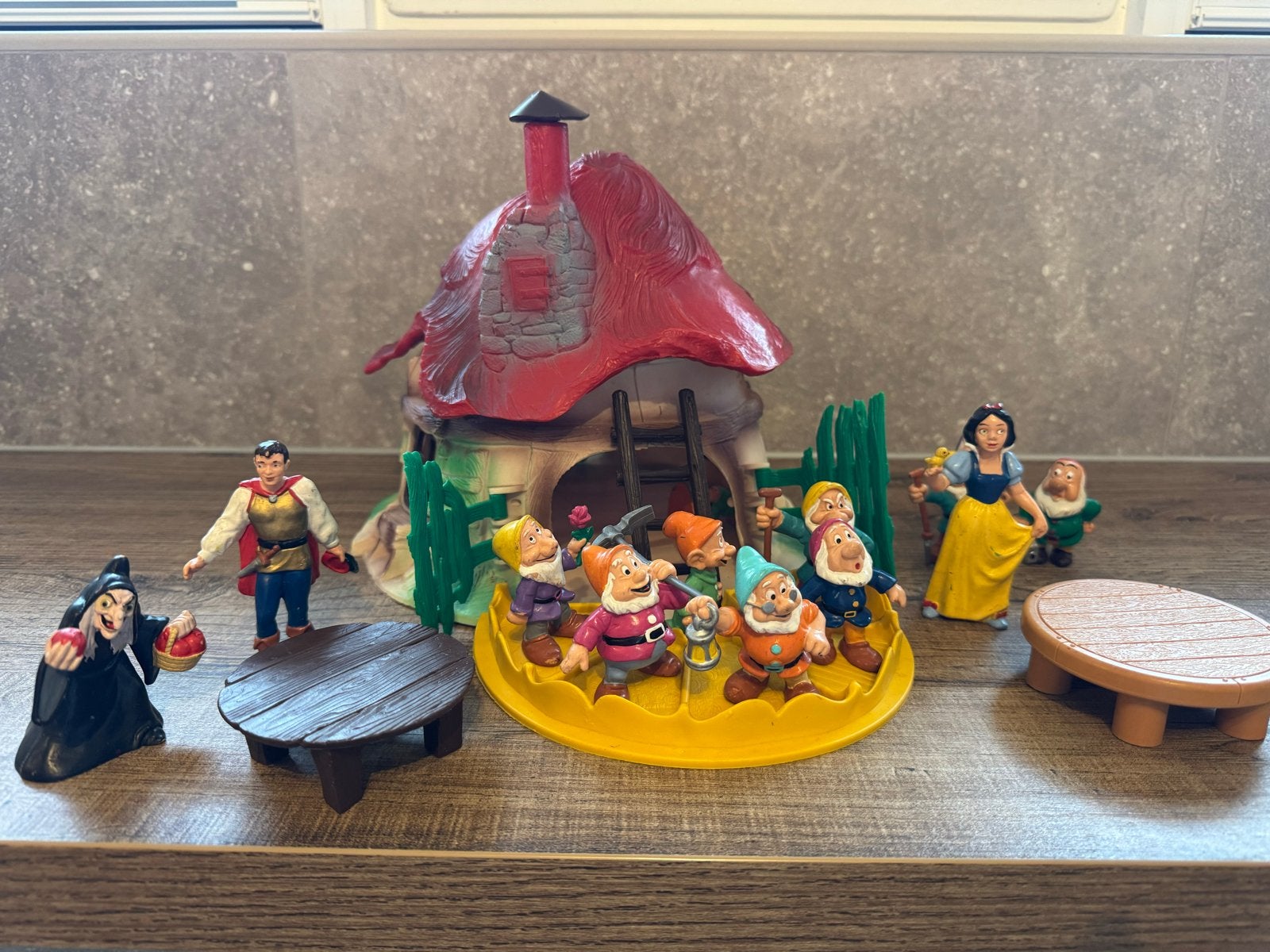 Bullyland Sneeuwwitje en de 7 Dwergen Huisje met Figuren, Ophalen of Verzenden, Gebruikt