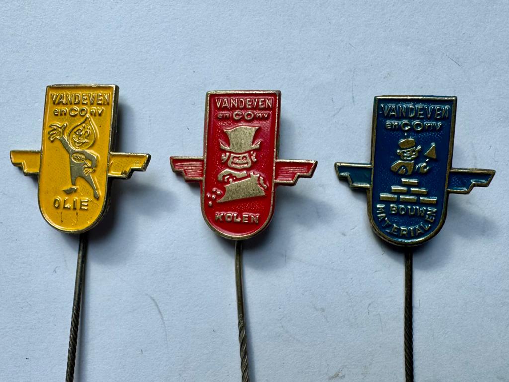 3 Spelden Van de Ven en Co nv Olie Kolen Bouwmaterialen, Ophalen of Verzenden, Zo goed als nieuw, Overige onderwerpen, Speldje of Pin