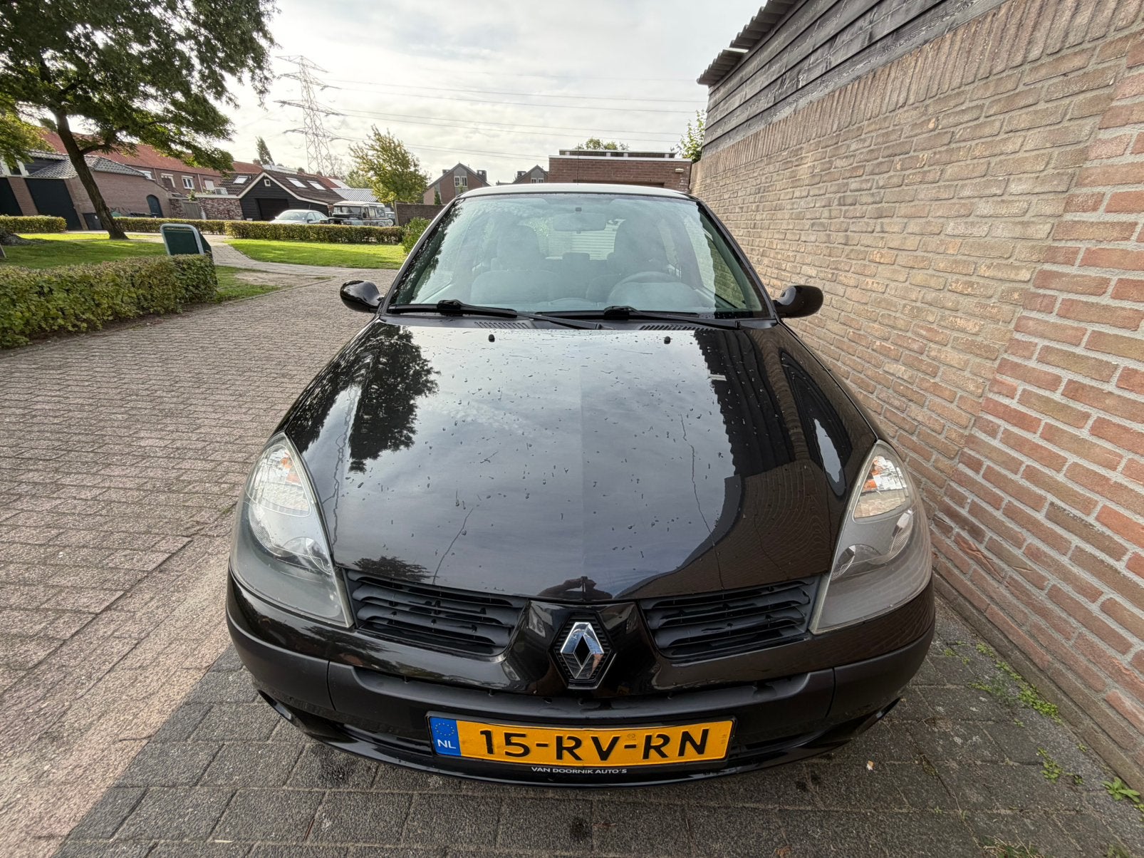 Renault Clio 1.4 16V Autbas E3 2005 Zwart, Auto's, Voorwielaandrijving, Euro 5, 40 €/maand, Zwart