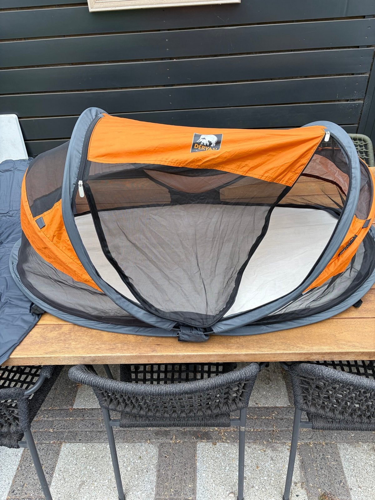 Deryan strandtentje met zelfopblaasbaar matras, Ophalen, Gebruikt