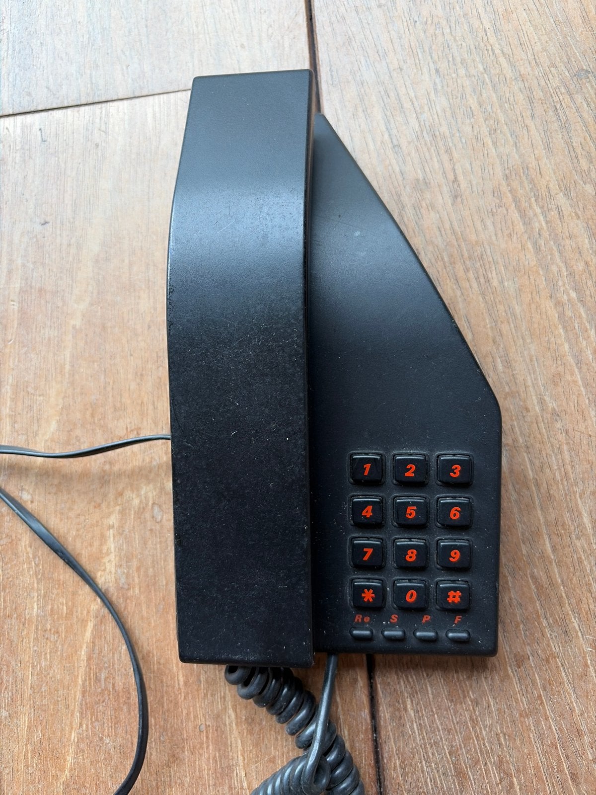 Vintage Zwarte Telefoon met Druktoetsen, Telecommunicatie, Vaste telefoons | Niet Draadloos, Ophalen, Gebruikt