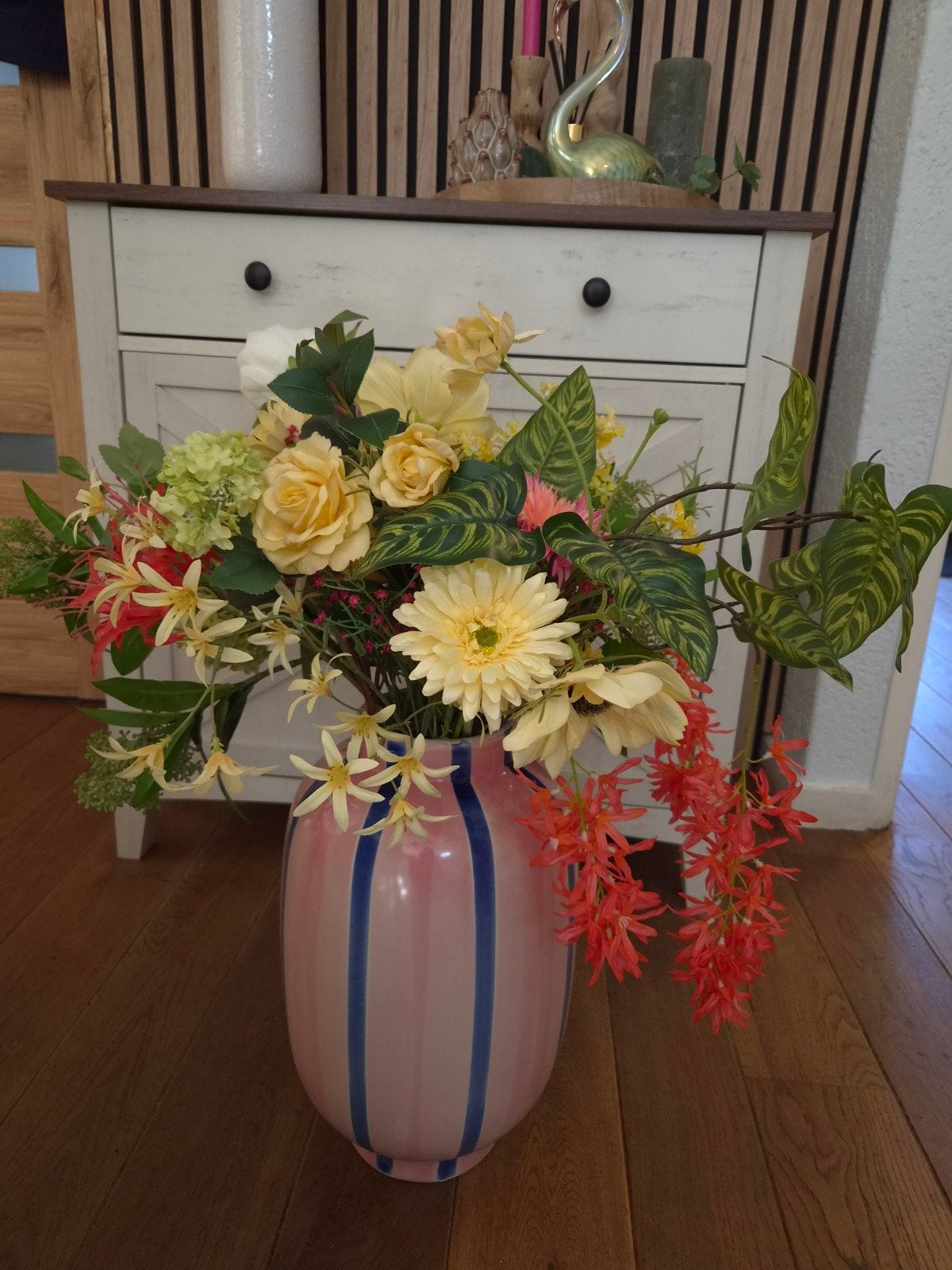 Groot boeket kunstbloemen geel, oranje, wit en groen, Ophalen of Verzenden, Zo goed als nieuw, Kunstbloem