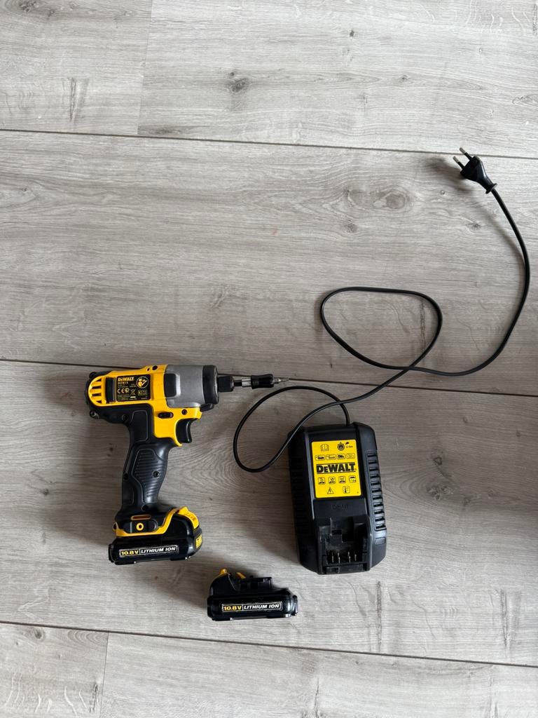 De Walt slagschroevendraaier body + 2x accu, Doe-het-zelf en Verbouw, Gereedschap | Boormachines, Ophalen of Verzenden, Zo goed als nieuw