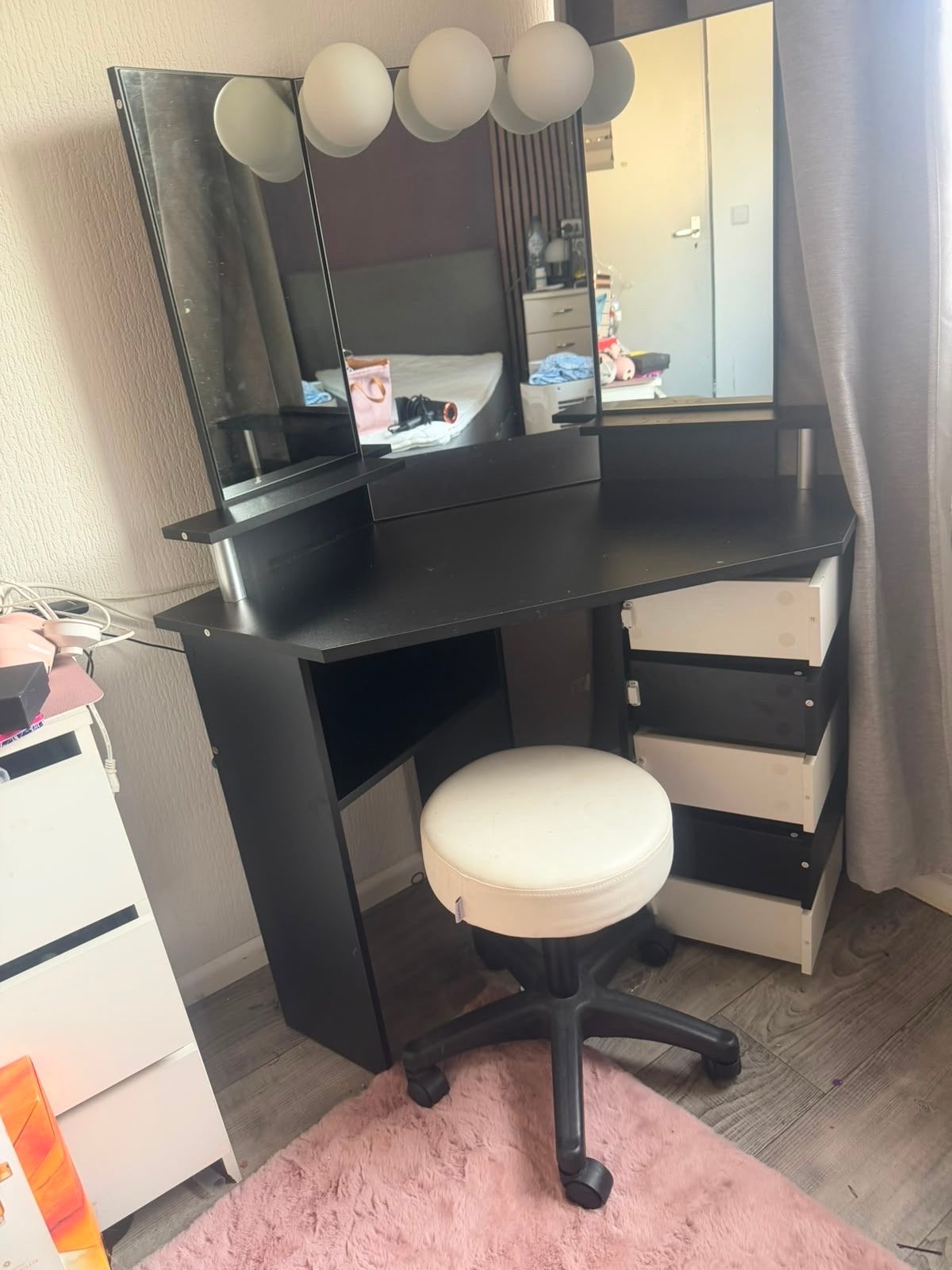 Hoek kaptafel met spiegel en lades met de kruk, Ophalen, Gebruikt, Hout, 100 tot 150 cm