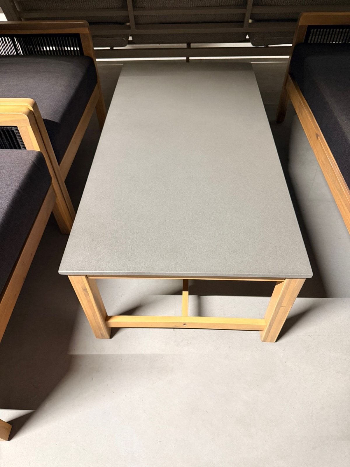 Stijlvolle Loungeset met Houten Frame en Donkere Kussens, Tuin en Terras, Tuinsets en Loungesets, Ophalen, 4 zitplaatsen, Nieuw
