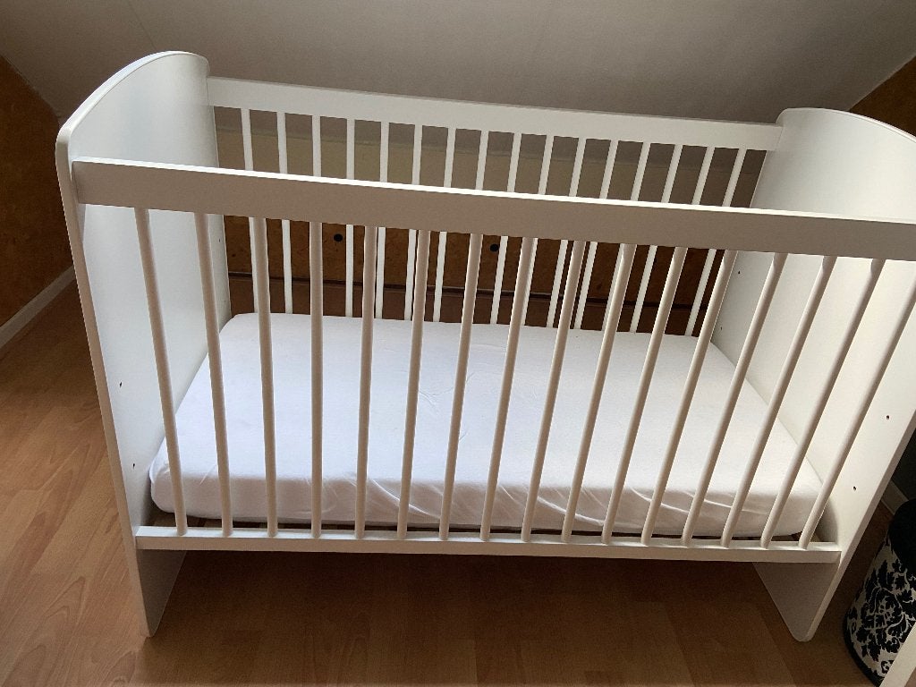 Te koop: wit ledikantje, eventueel met matras en dekentjes, Ophalen, Gebruikt, Ledikant
