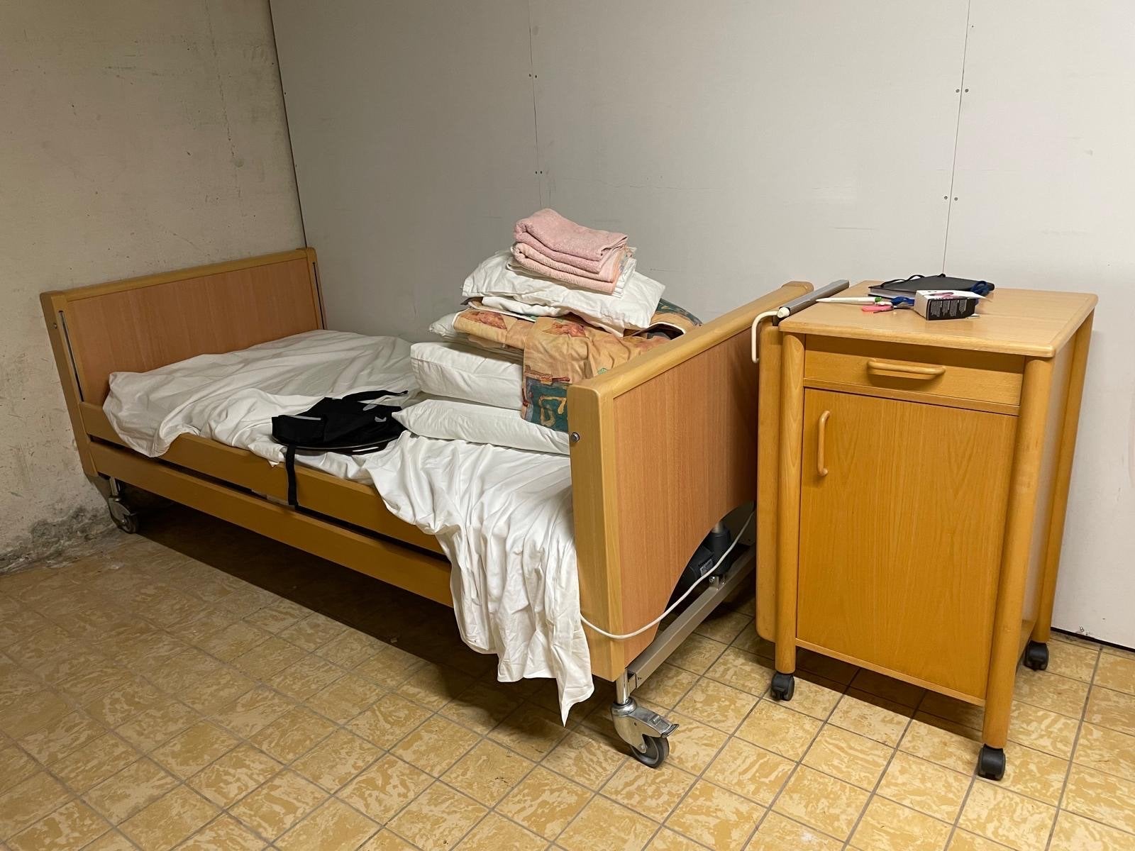 Hoog-laag bed met matras, nachtkastje en beddengoed, Verstelbaar, 90 cm, Ophalen of Verzenden, Zo goed als nieuw