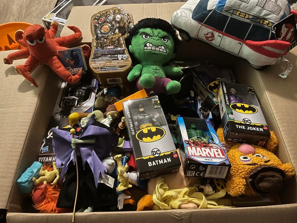 Grote doos met DC en Marvel actiefiguren en pluche, Kinderen en Baby's, Speelgoed | Actiefiguren, Ophalen of Verzenden, Zo goed als nieuw
