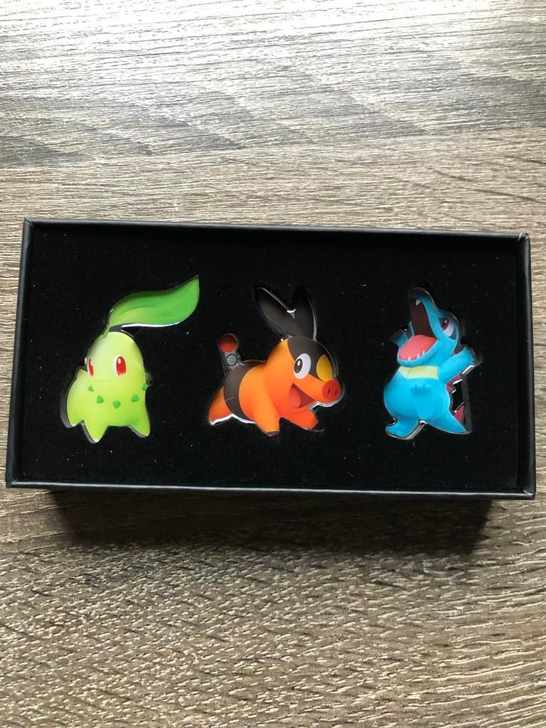 Pokémon pin set: Chikorita, Tepig, Totodile, Ophalen of Verzenden, Nieuw, Speldje of Pin