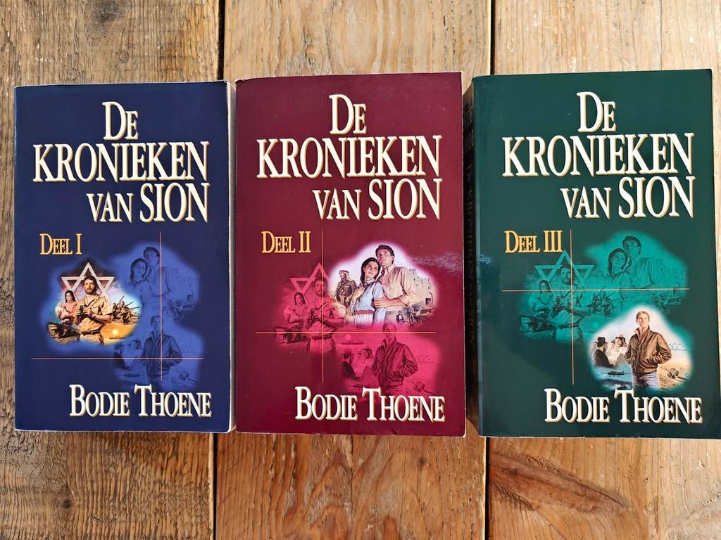 3 Dikke boeken van: De Kronieken van Sion., Ophalen of Verzenden