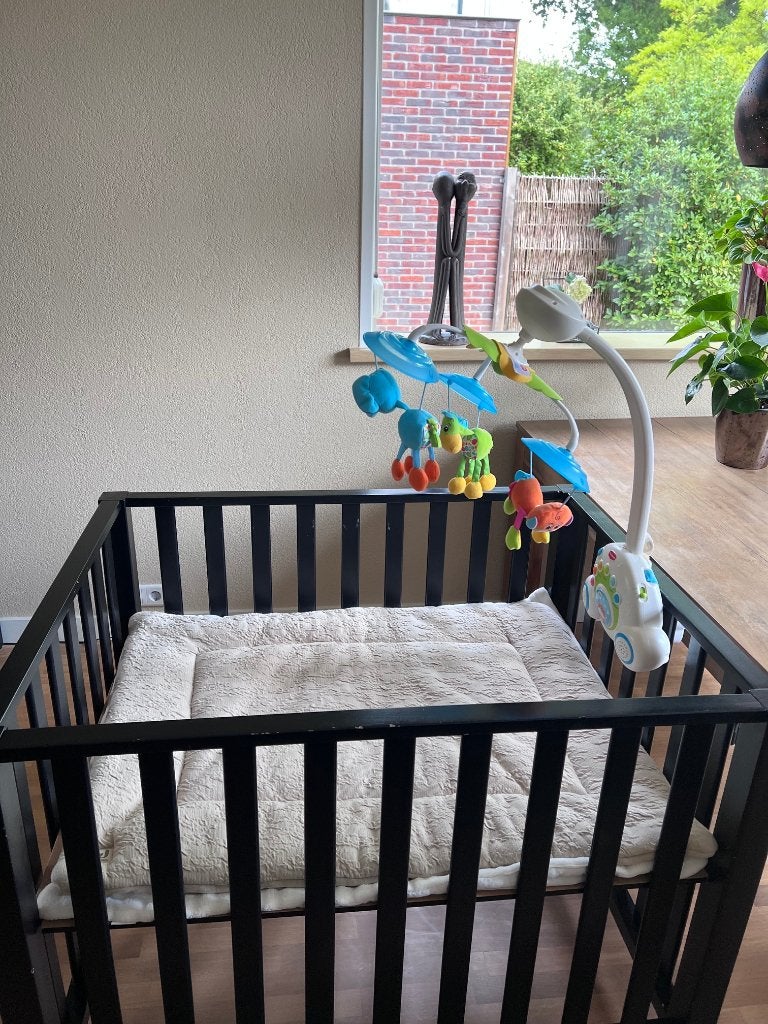 Zwarte houten box voor baby of peuter + accessoires, Ophalen, Gebruikt, Vierkant, In hoogte verstelbaar