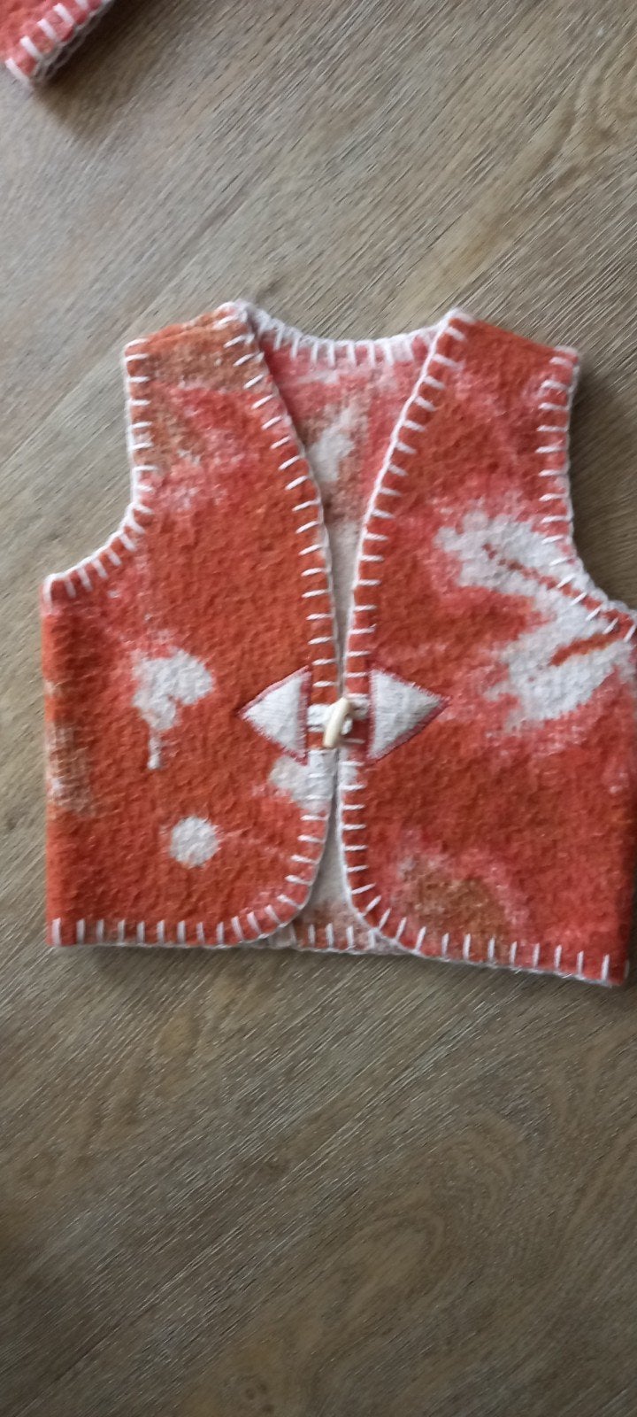 Handgemaakte wollen bodywarmer maat 74, Kinderen en Baby's, Ophalen of Verzenden, Nieuw, Handgemaakt, Jongetje of Meisje