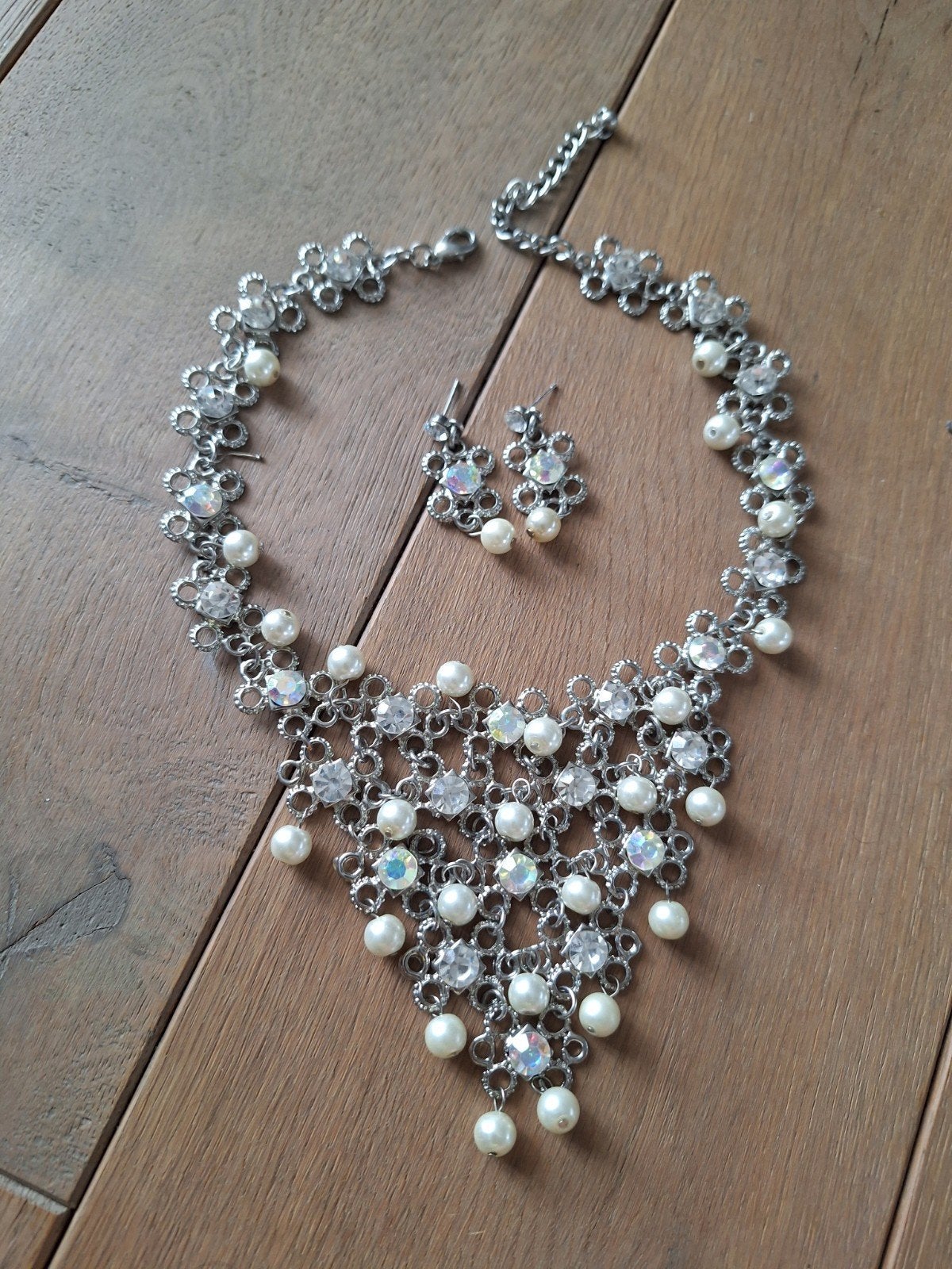 Zilverkleurige ketting en oorbellen semet parels en kristal, Overige materialen, Met edelsteen, Ophalen of Verzenden, Zo goed als nieuw