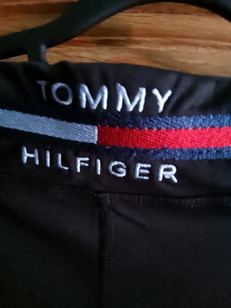 Nieuwe Tommy Hilfiger sportset: shirt & broek (maat L/M), Kleding | Dames, Sportkleding, Maat 38/40 (M), Zwart, Nieuw, Ophalen of Verzenden