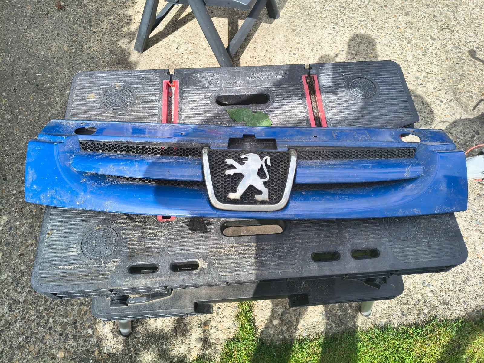 Grille Peugeot Partner (2008-2012) - Blauw, Ophalen, Gebruikt, Voor, Motorkap