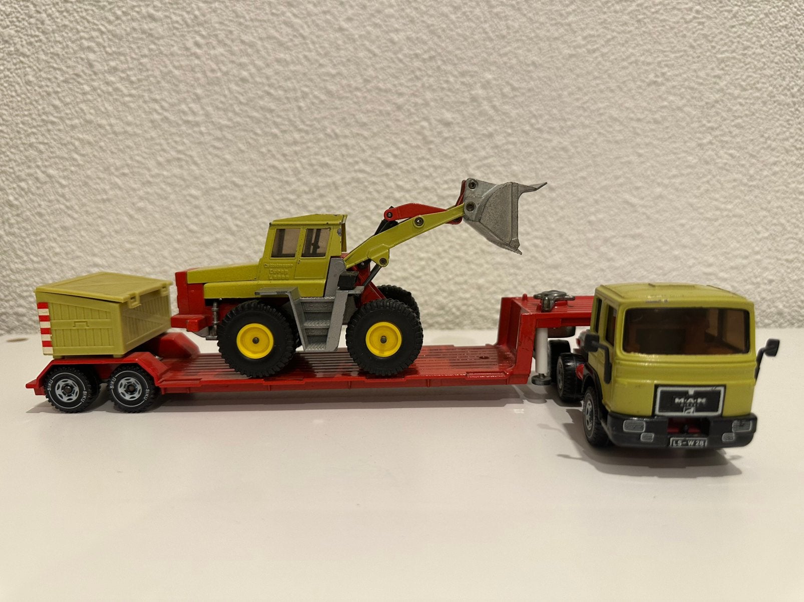 Siku 3716 MAN Dieplader met Zettelmeyer Graafmachine 1:55, Ophalen of Verzenden, Zo goed als nieuw, Bus of Vrachtwagen