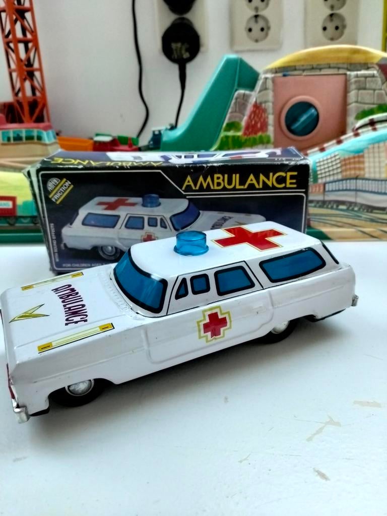 Blikken ambulance MF271 met doos, Ophalen of Verzenden