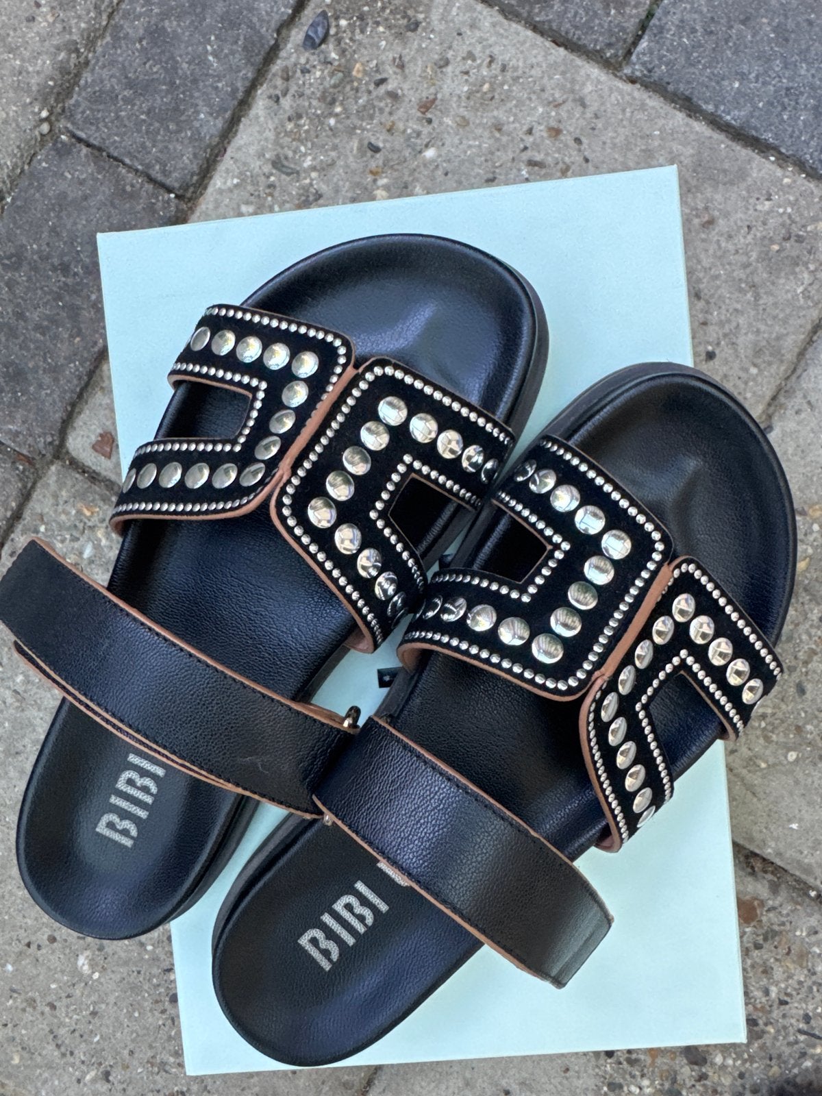 Bibi Lou sandalen met studs - Zo goed als nieuw, Ophalen of Verzenden, Zo goed als nieuw, Zwart, Sandalen of Muiltjes