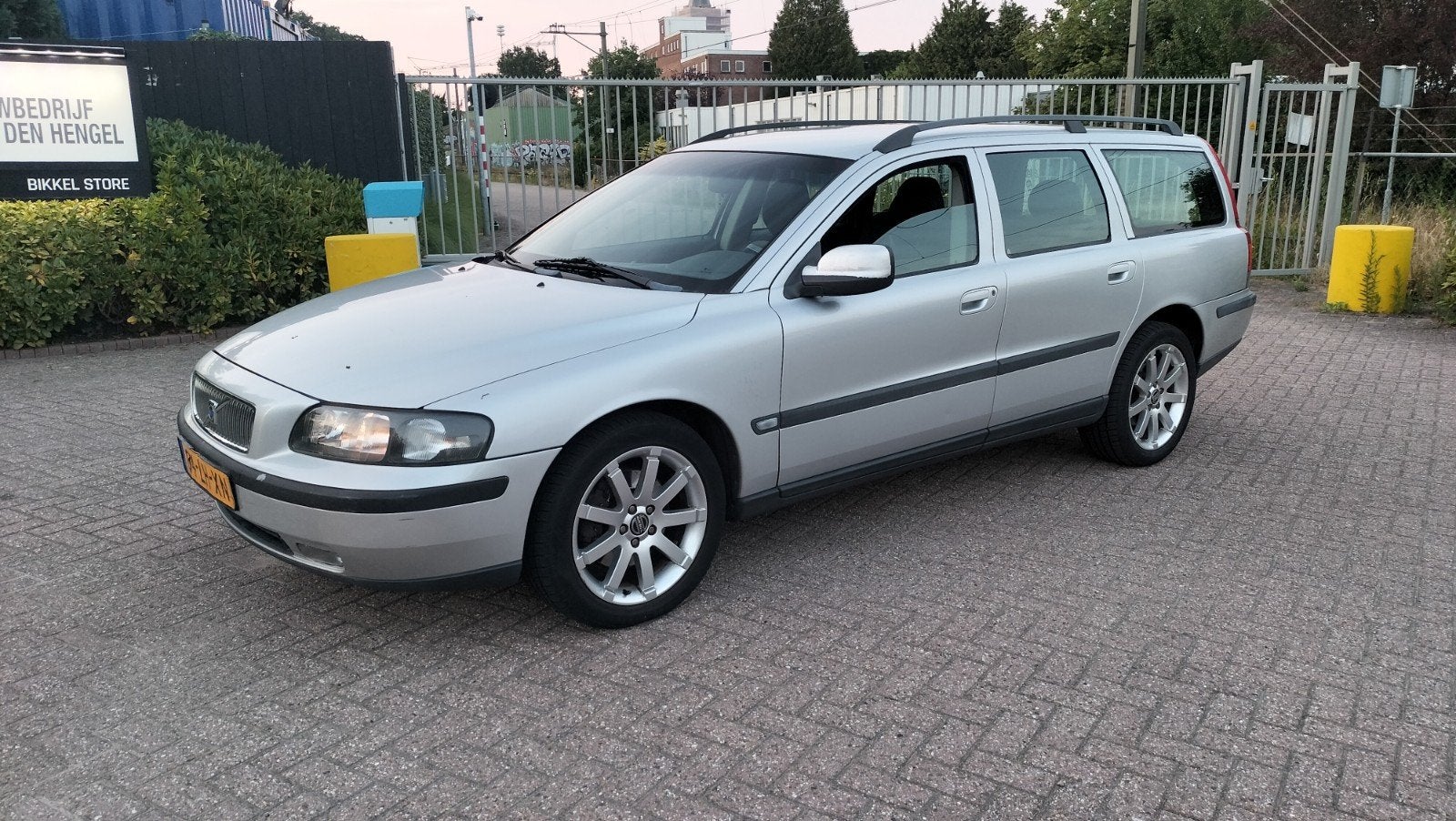 Volvo V70 2.5 T AWD , lees advertentie, Auto's, Stof, 1800 kg, Zwart, 2521 cc