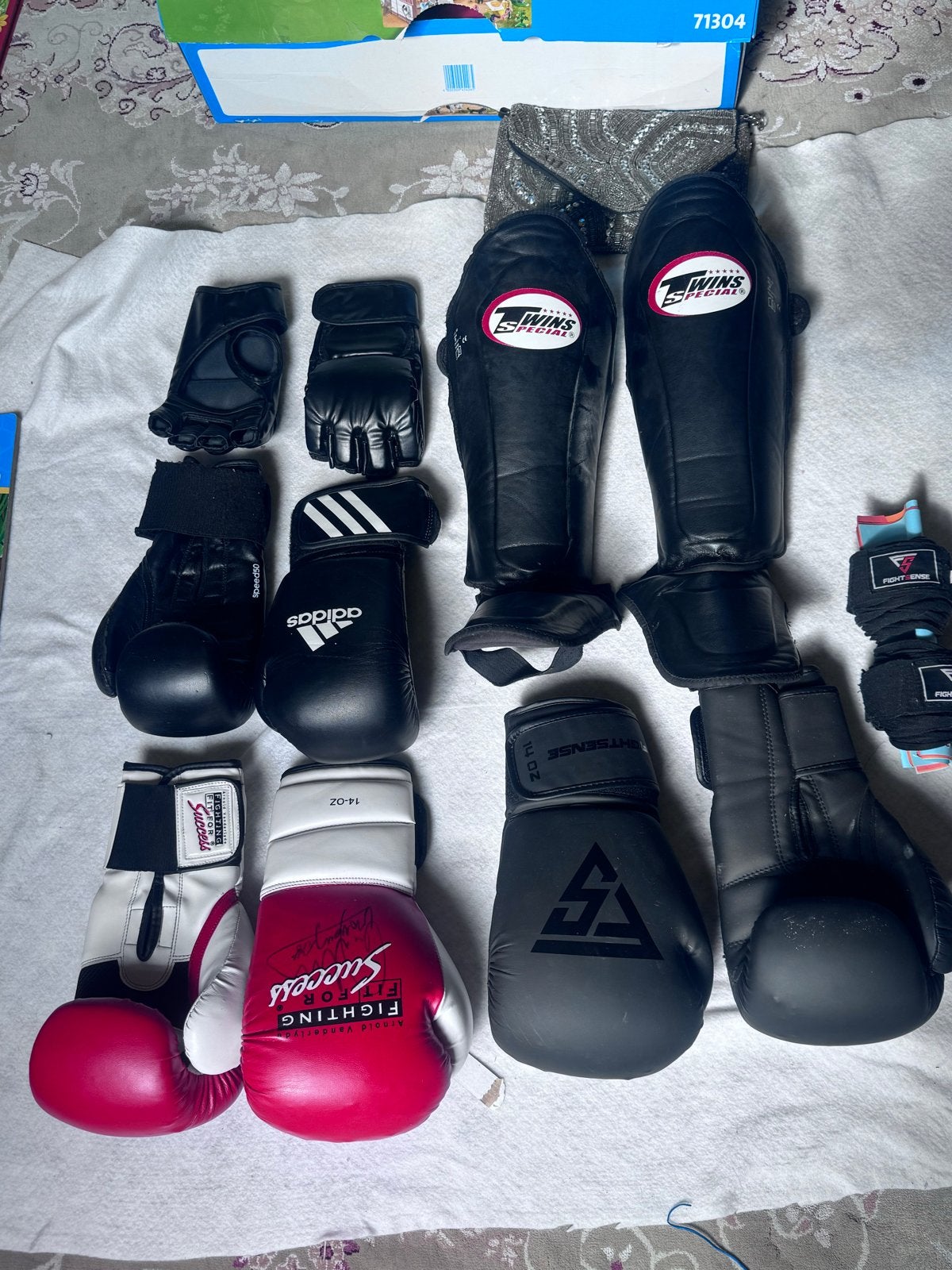 Boksspullen: handschoenen, scheenbeschermers en bokszak, Sport en Fitness, Ophalen of Verzenden, Gebruikt, Bokszak