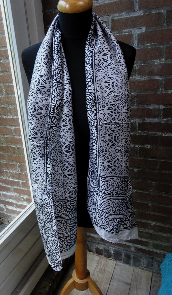 Wit met zwarte prints Zijde sjaaltje 43 x 172 cm, Kleding | Dames, Verzenden, Zo goed als nieuw, Maat 38/40 (M), Sjaal
