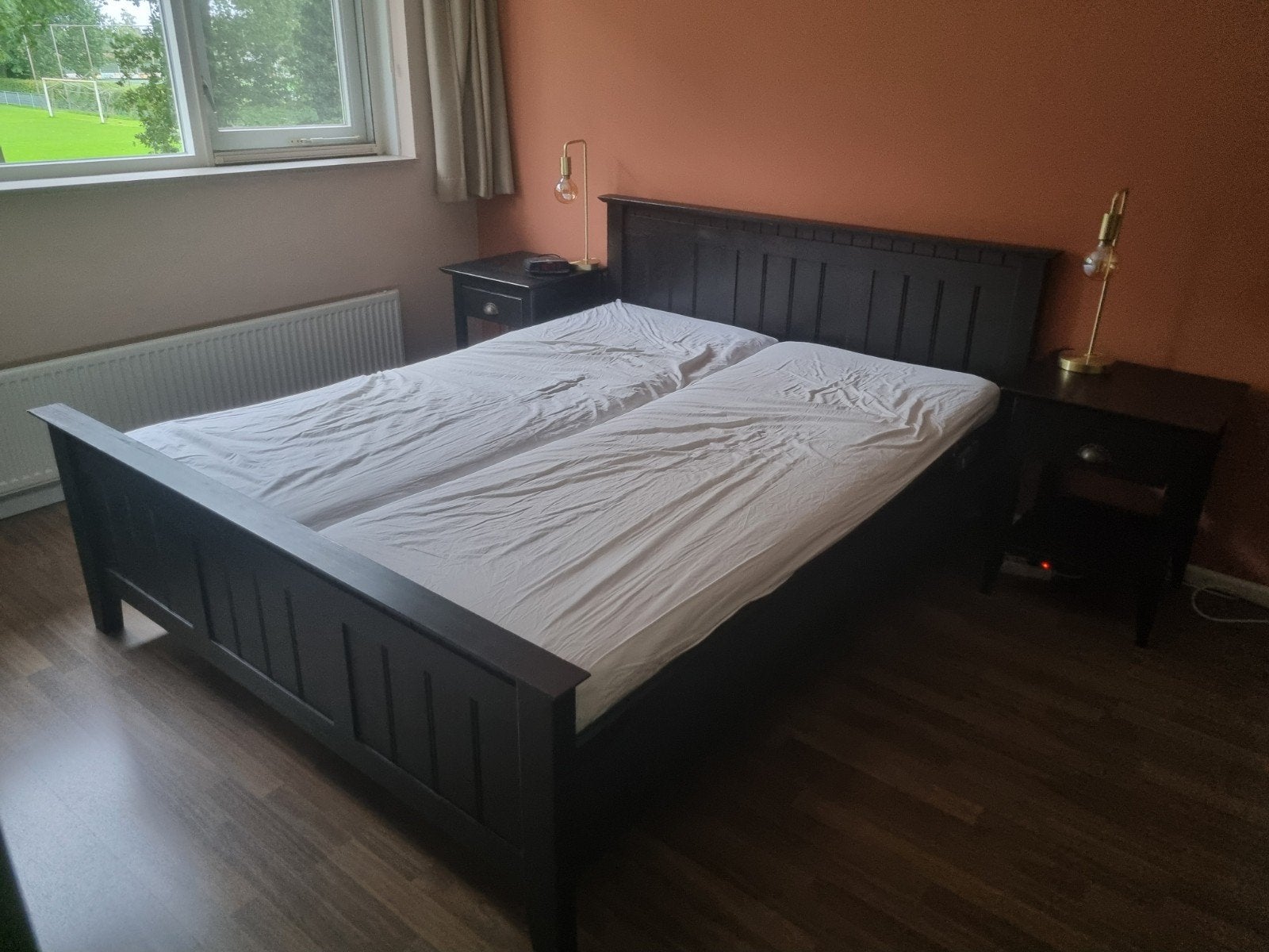 Gratis af te halen:  2-persoonsbed, nachtkastjes en matrasse, Huis en Inrichting, Ophalen, Gebruikt, Tweepersoons, Koloniaal
