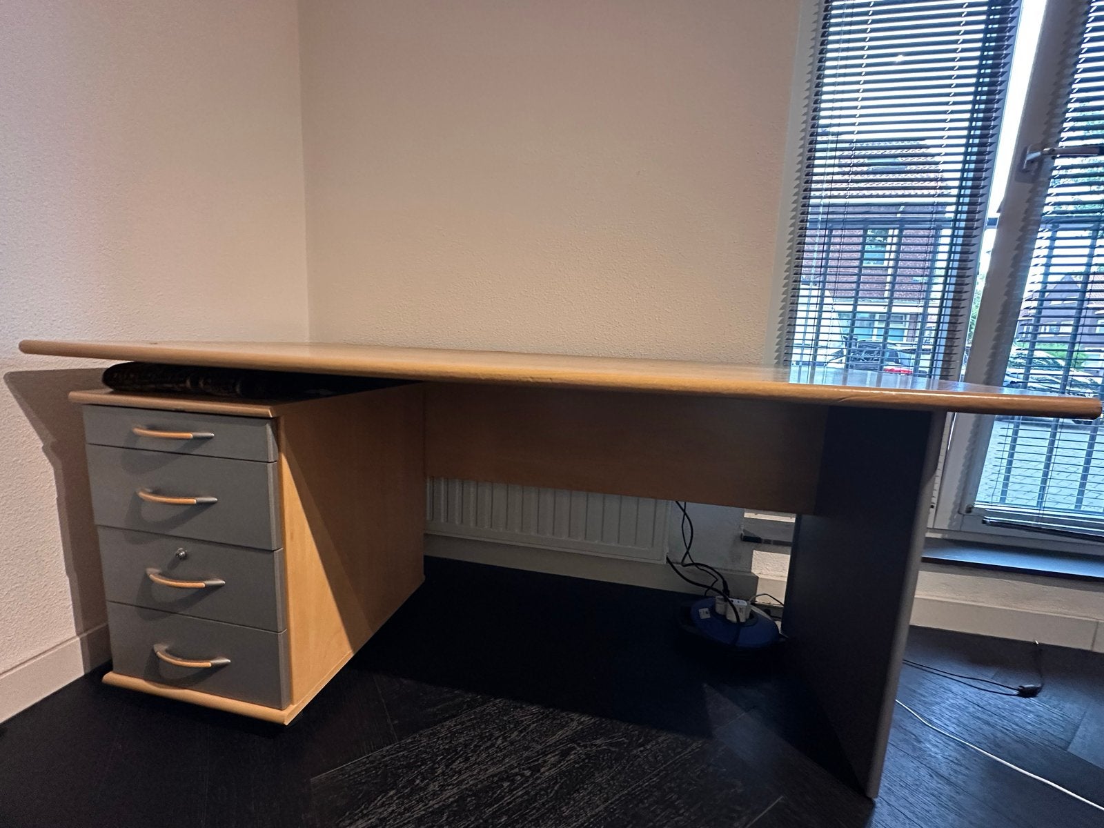 Ruim bureau met ladeblok - ideaal voor thuiskantoor, Huis en Inrichting, Bureaus, Ophalen, Gebruikt, Bruin, Overige merken