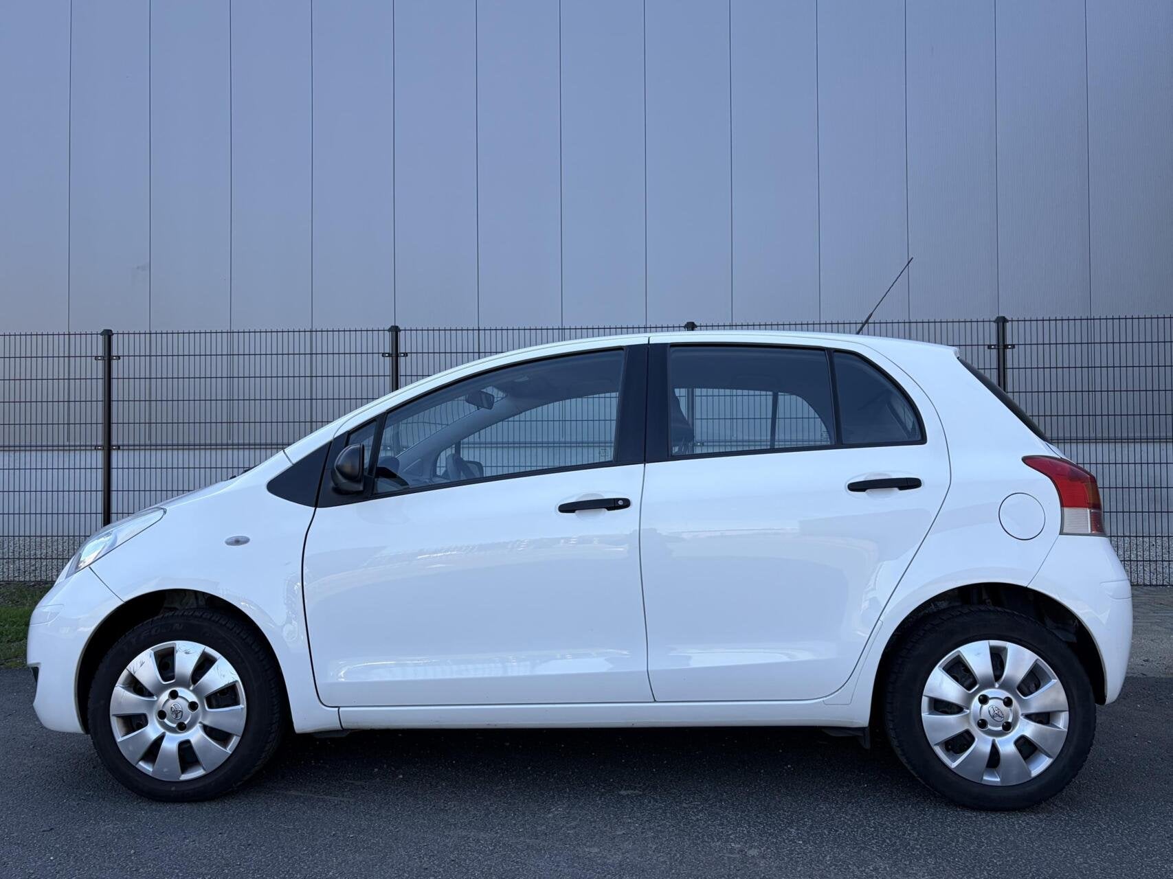 Toyota Yaris 1.0 VVTi Acces | AIRCO | ONDERHOUDS FACTUREN, Auto's, Voorwielaandrijving, Stof, 750 kg, Wit