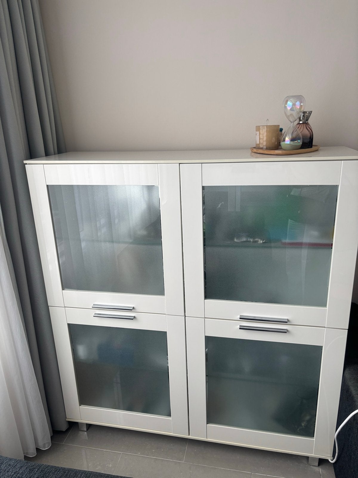 Witte (vitrine)kast met glazen deuren, Huis en Inrichting, Ophalen, Gebruikt, 100 tot 150 cm, 100 tot 150 cm