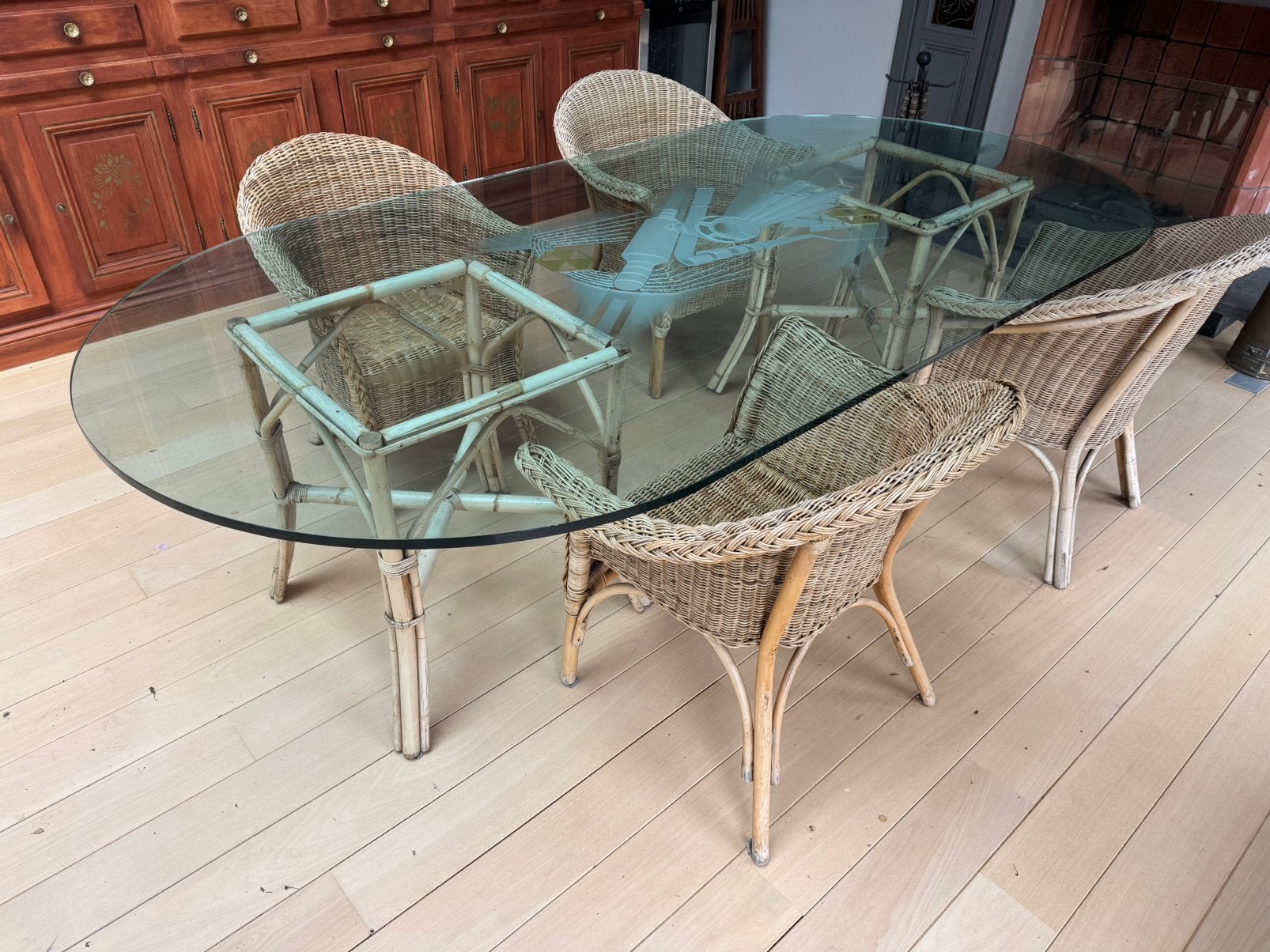 Mooie royale glazen tafel met 4 rieten stoelen., Ophalen, Zo goed als nieuw, 2 zitplaatsen