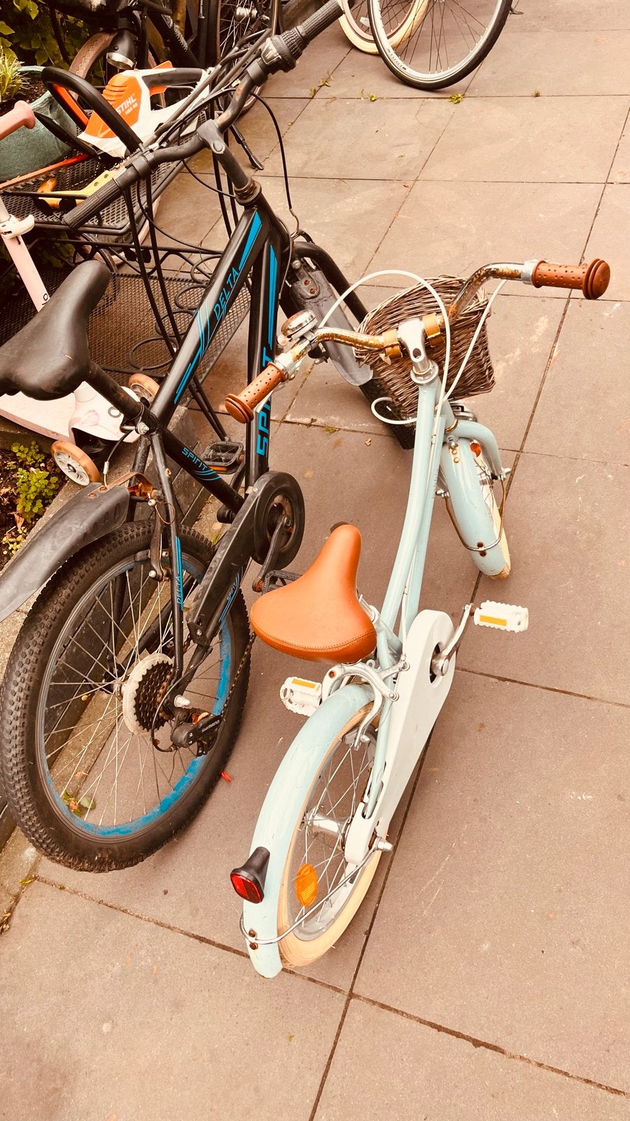 Kinderfietsen: Delta Spirit (zwart) en lichtblauwe fiets