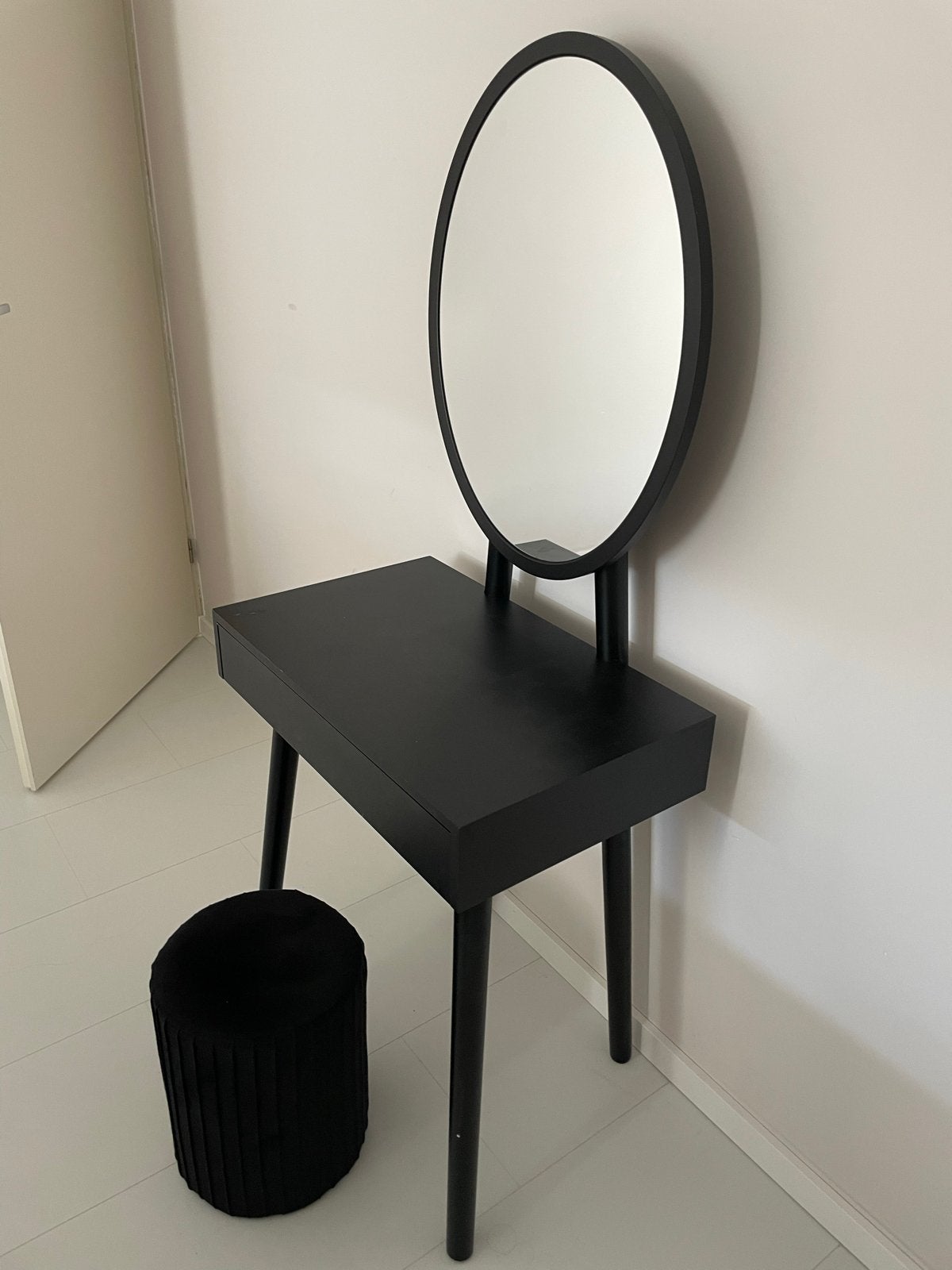 Zwarte make-up tafel met spiegel en poef, Huis en Inrichting, Tafels | Kaptafels, Ophalen, Minder dan 50 cm, Zo goed als nieuw