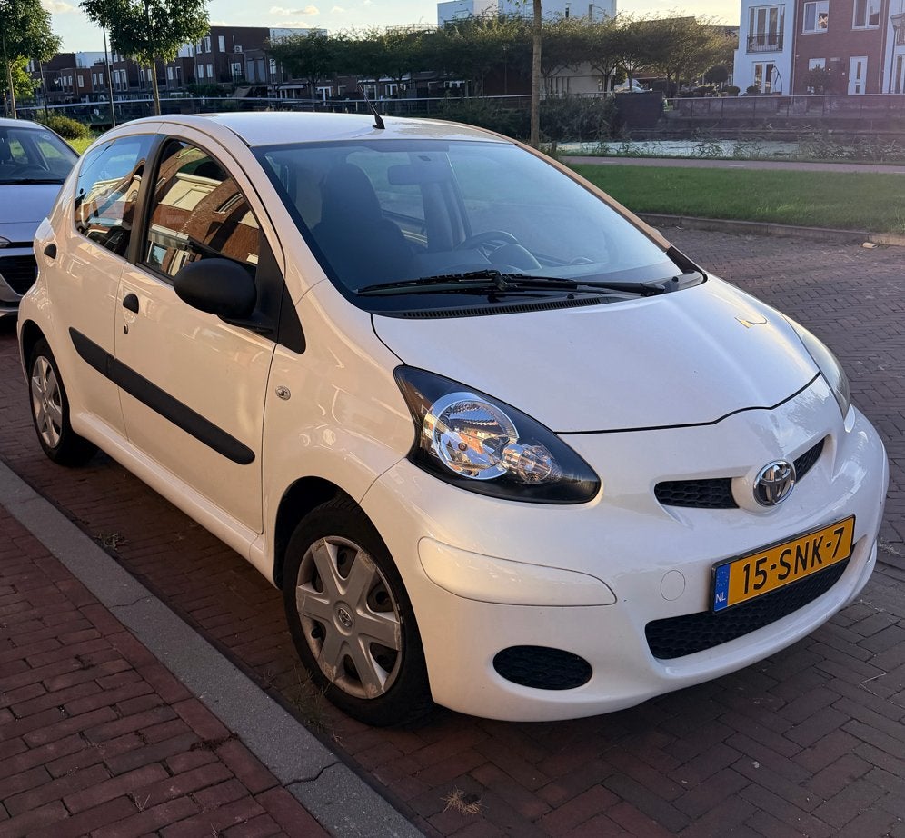 Toyota Aygo 1.0 12V Vvt-i 5DRS 2011 Wit, Auto's, Toyota, Voorwielaandrijving, 4 stoelen, Origineel Nederlands, Handgeschakeld