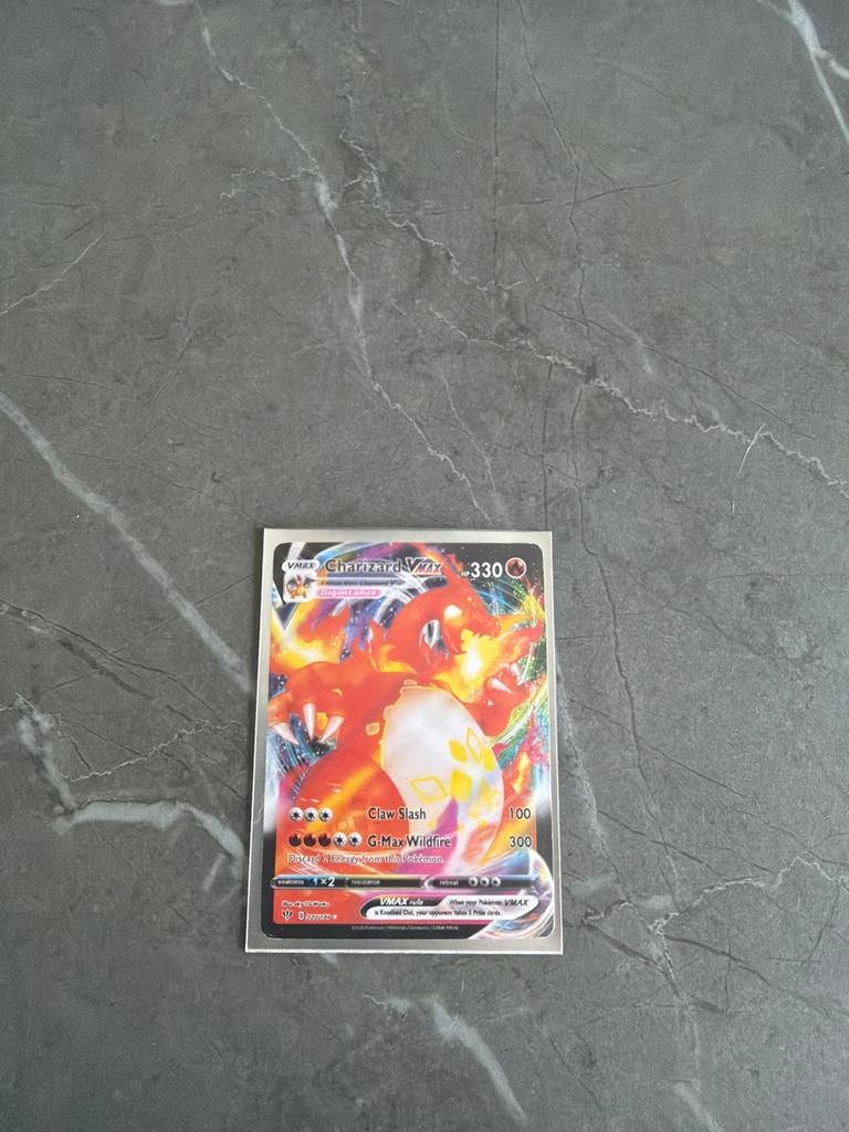 Charizard VMAX Pokémon kaart (Engels), Ophalen of Verzenden, Zo goed als nieuw, Losse kaart