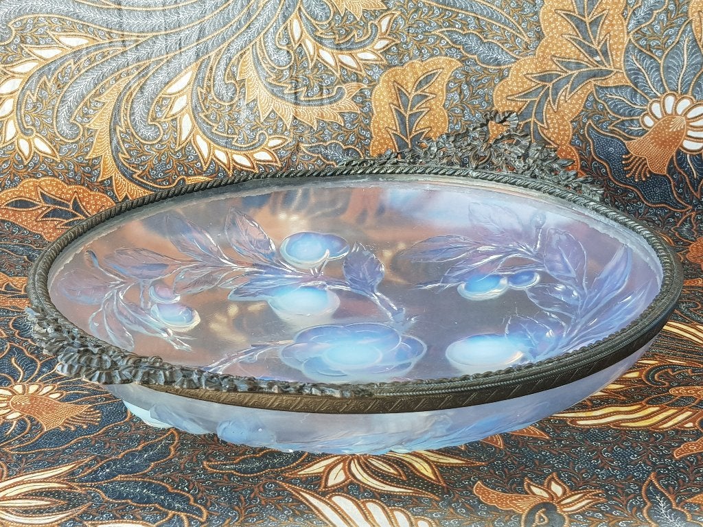 Prachtige antieke schaal uit Frankrijk opalineglas en brons., Ophalen of Verzenden