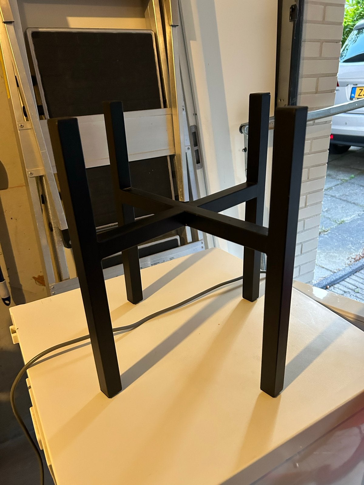 Zwarte metalen plantenstandaard, Huis en Inrichting, Woonaccessoires | Overige, Zo goed als nieuw, Metaal, Zwart, Modern, Ophalen