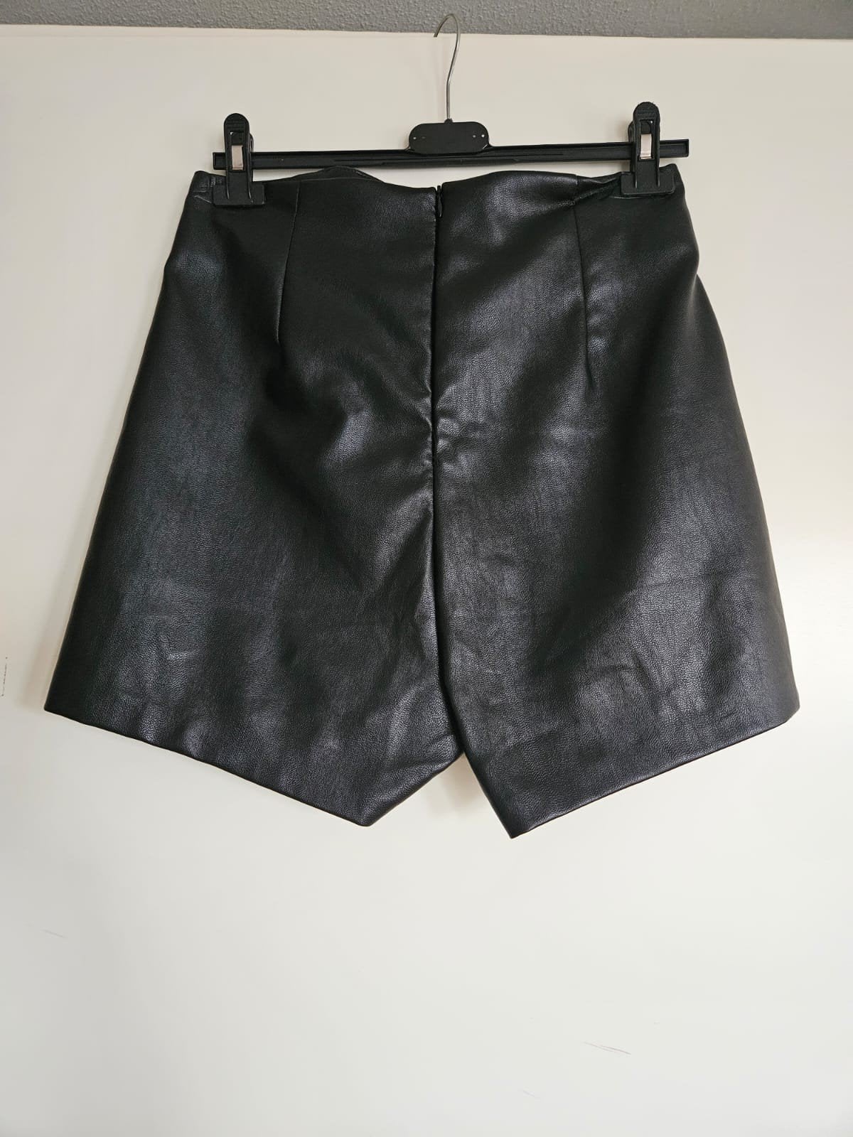 Zwarte leren look shorts, Maat 38/40 (M), Kort, Zwart, Ophalen of Verzenden
