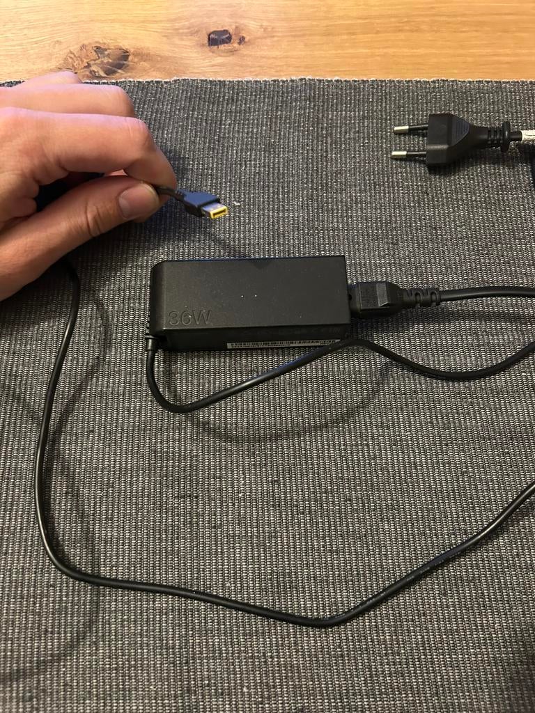 Lenovo adapter/ oplader 36Watt, Computers en Software, Laptop-opladers, Ophalen of Verzenden, Zo goed als nieuw