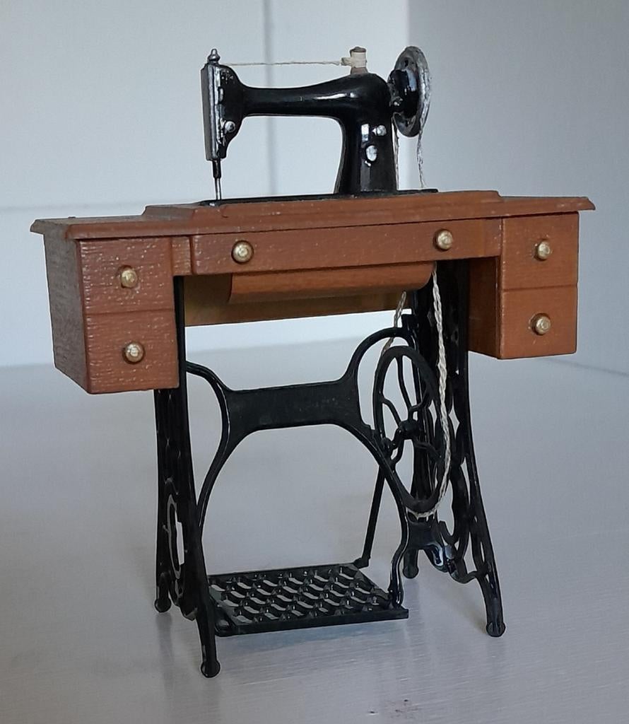 Ouderwetse naaimachine 1:12, Ophalen of Verzenden, Gebruikt, Decoratie