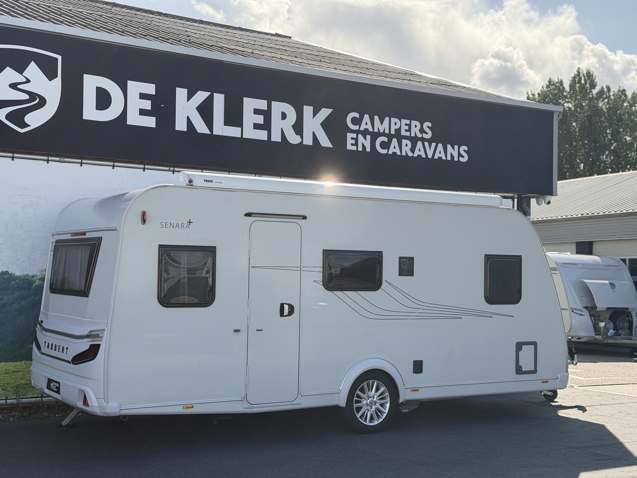 Tabbert Senara 490 TD (bj 2024), Caravans en Kamperen, Tabbert, 7 tot 8 meter, Bedrijf, Info@deklerkcaravans.nl